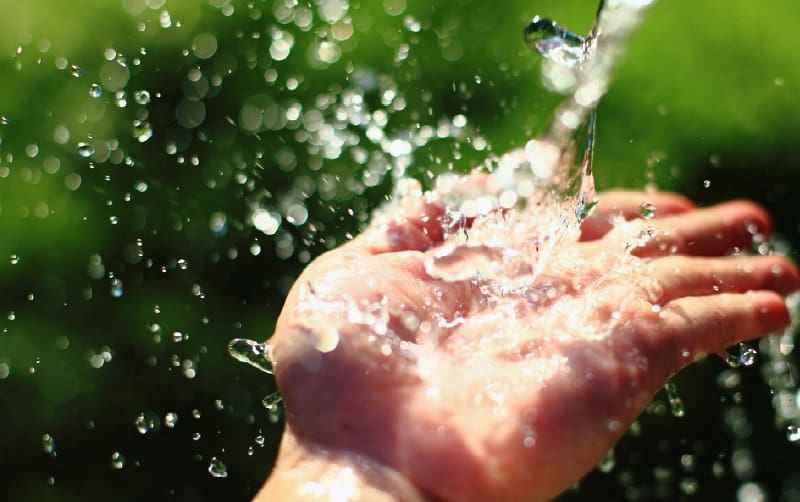 Al agua limpia, salud