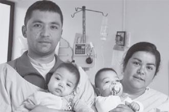 padres sosteniendo a sus hijos pacientes de desnutrición en Chile